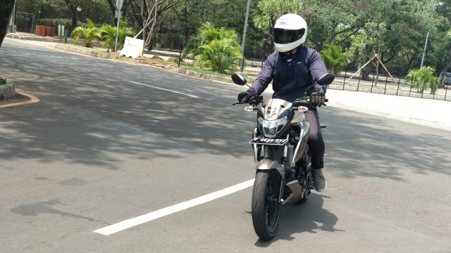 Posisi berkendara Suzuki GSX150 Bandit (Foto: Aditya Pratama Niagara/kumparanOTO)