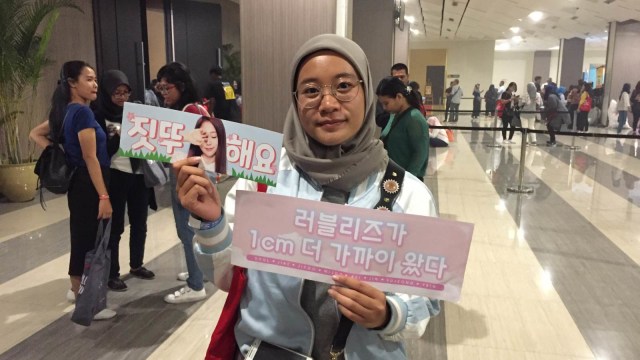 Fans girlband K-Pop Lovelyz, Denela Nisa usai konser, Sabtu (6/10/2018). (Foto: Masajeng Rahmiasri/kumparan)