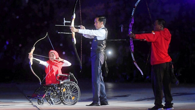 Bulan Karunia Rudianti (kiri), Jokowi (tengah), dan Abdul Hamid (kanan) memanah di pembukaan Asian Para Games 2018, Sabtu (6/10/2018). (Foto: ANTARA FOTO/Akbar Nugroho Gumay)