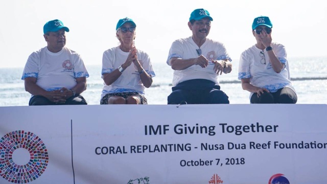 Christine Lagarde melakukan penanaman terumbu karang di Nusa Dua, Bali bersama panitia IMF WB 2018.  (Foto: Dok. Bank Indonesia)