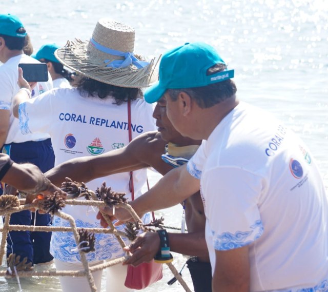 Christine Lagarde melakukan penanaman terumbu karang di Nusa Dua, Bali bersama panitia IMF WB 2018.  (Foto: Dok. Bank Indonesia)