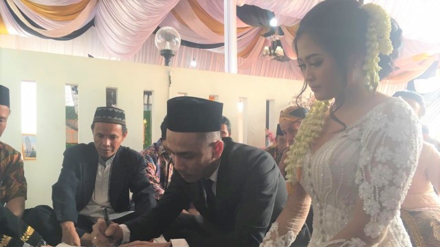 Suasana proses akad nikah Ovi eks Duo Serigala dengan Franky Ilham, Minggu (7/10). (Foto: Aria Pradana/kumparan)
