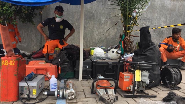 Tim Basarnas di Hotel Roa-roa, Kota Palu. (Foto: Mirsan/kumparan)