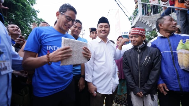 Sandiaga Uno memegang tempe seukuran tablet di Pasar Tanjung, Jember, Jawa Timur. Foto: Dok. Istimewa