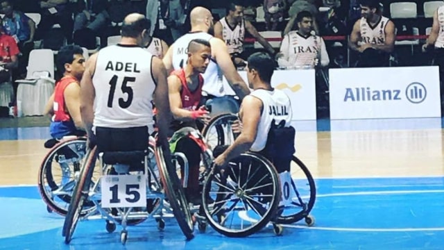 Danu Kuswantoro berjabat dengan lawannya setelah dibantu. Foto: Prameshwari Sugiri/kumparan