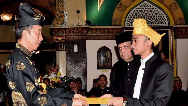 Presiden Jokowi saat menerima Gelar Adat dari Kesultanan Deli, Sumatera Utara. (Foto: Dok.  Biro Pers Setpres)