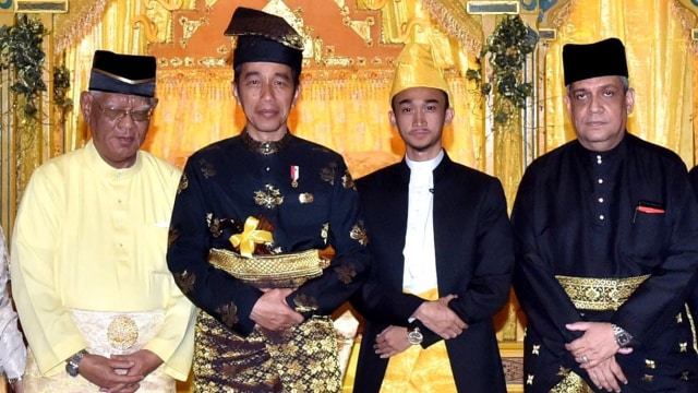 Presiden Jokowi saat menerima Gelar Adat dari Kesultanan Deli, Sumatera Utara. (Foto: Dok.  Biro Pers Setpres)