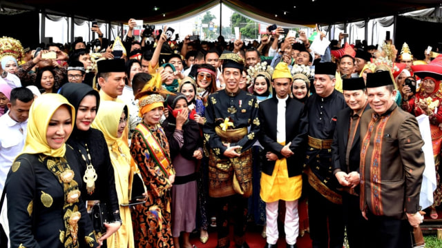 Presiden Jokowi berfoto bersama masyarakat Sumatera Utara. (Foto: Dok.  Biro Pers Setpres)