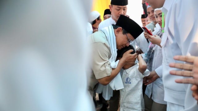 Prabowo Subianto mengunjungi Kiyai Abdul Rasyid Abdullah Syafi'ie di Sukabumi. (Foto: Dok. Tim Prabowo Subianto)