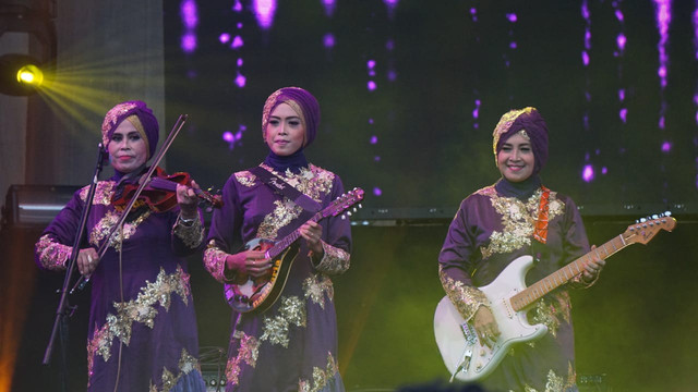 Grup musik Qasidah asal Semarang, Nasida Ria menghibur penonton Synchronize Fest hari ketiga di JiExpo Kemayoran, Jakarta Pusat (7/10). Foto: Iqbal Firdaus/kumparan