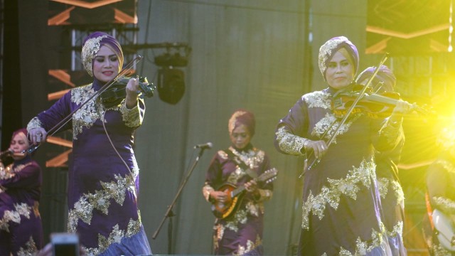 Grup musik Qasidah asal Semarang, Nasida Ria menghibur penonton Synchronize Fest hari ketiga di JiExpo Kemayoran, Jakarta Pusat (7/10). (Foto: Iqbal Firdaus/kumparan)
