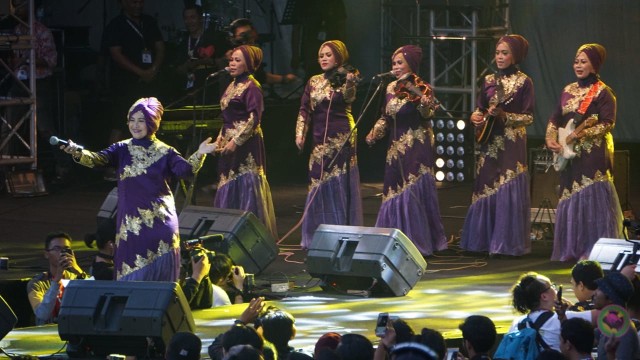 Grup musik Qasidah asal Semarang, Nasida Ria menghibur penonton Synchronize Fest hari ketiga di JiExpo Kemayoran, Jakarta Pusat (7/10). (Foto: Iqbal Firdaus/kumparan)
