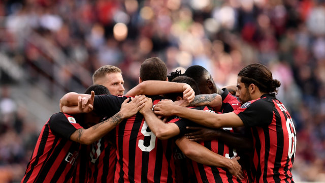 Pemain Milan rayakan gol  ke gawang Chievo. Foto: MARCO BERTORELLO / AFP