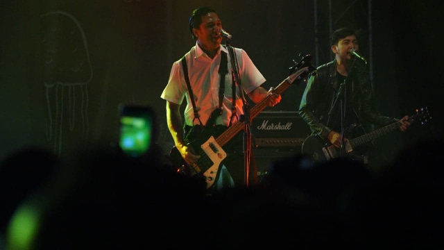 Penampilan Superman Is Dead di Synchronize Fest 2018 di JiExpo Kemayoran (7/10). Grup musik rock asal Bali tersebut merayakan misi mereka melawan reklamasi di Bali bersama para penggemar mereka. (Foto: Iqbal Firdaus/kumparan)