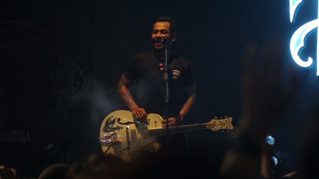 Penampilan Superman Is Dead di Synchronize Fest 2018 di JiExpo Kemayoran (7/10). Grup musik rock asal Bali tersebut merayakan misi mereka melawan reklamasi di Bali bersama para penggemar mereka. (Foto: Iqbal Firdaus/kumparan)