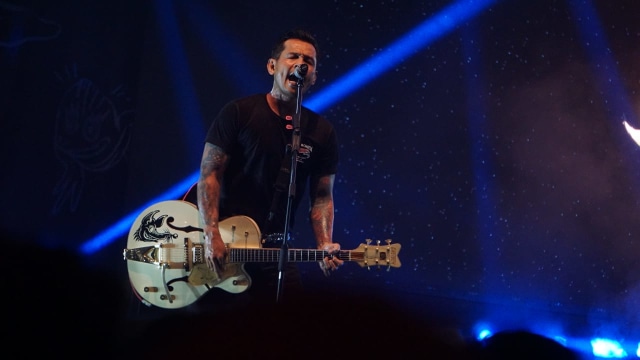 Penampilan Superman Is Dead di Synchronize Fest 2018 di JiExpo Kemayoran (7/10). Grup musik rock asal Bali tersebut merayakan misi mereka melawan reklamasi di Bali bersama para penggemar mereka. (Foto: Iqbal Firdaus/kumparan)