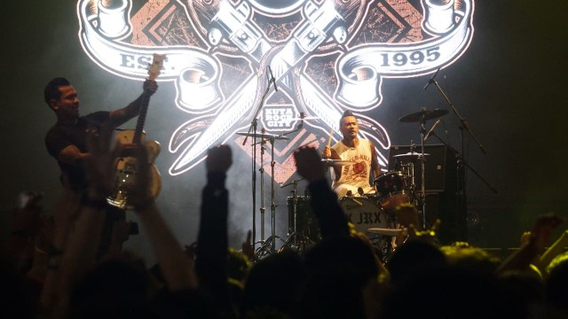 Penampilan Superman Is Dead di Synchronize Fest 2018 di JiExpo Kemayoran (7/10). Grup musik rock asal Bali tersebut merayakan misi mereka melawan reklamasi di Bali bersama para penggemar mereka. (Foto: Iqbal Firdaus/kumparan)