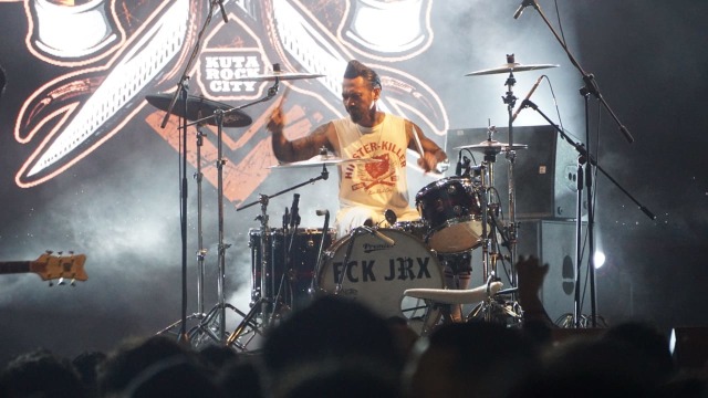 Penampilan Superman Is Dead di Synchronize Fest 2018 di JiExpo Kemayoran (7/10). Grup musik rock asal Bali tersebut merayakan misi mereka melawan reklamasi di Bali bersama para penggemar mereka. (Foto: Iqbal Firdaus/kumparan)