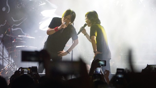 Reuni Dewa 19 dengan Once Mekel dan Ari Lasso di Synchronize Fest 2018. Foto: Iqbal Firdaus/kumparan