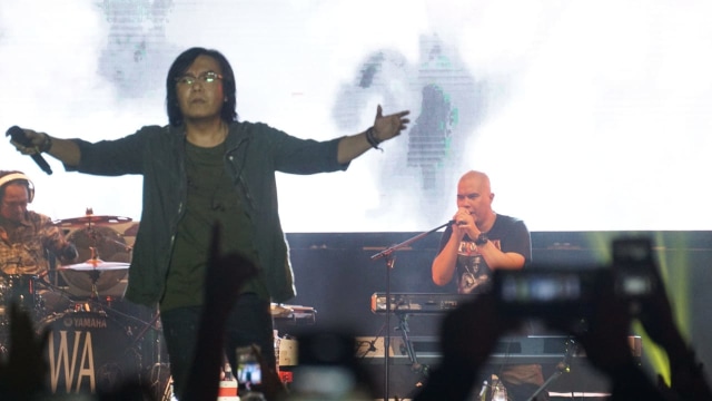Reuni Dewa 19 dengan Once Mekel dan Ari Lasso di Synchronize Fest 2018. (Foto: Iqbal Firdaus/kumparan)