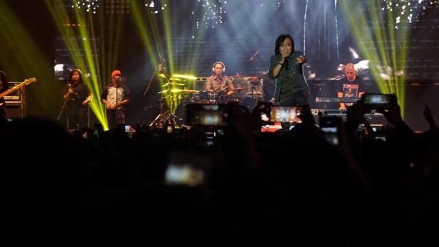 Reuni Dewa 19 dengan Once Mekel dan Ari Lasso di Synchronize Fest 2018. (Foto: Iqbal Firdaus/kumparan)