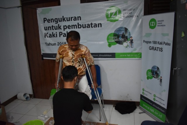 Penyandang Disabilitas Bersyukur Mendapat Bantuan Kaki Palsu Dari IZI