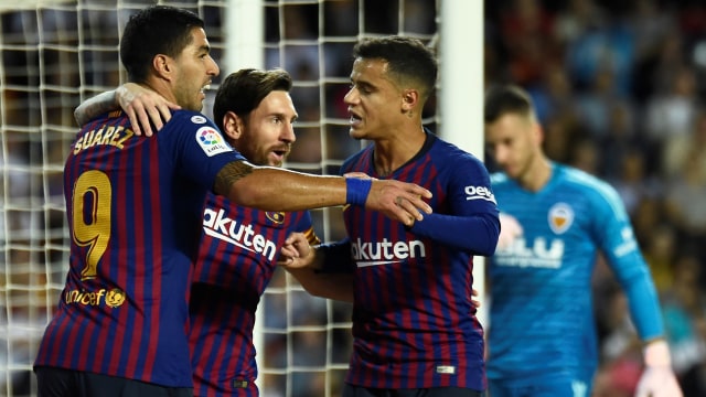 Pemain Barcelona merayakan gol Messi di laga melawan Valencia. (Foto: JOSE JORDAN / AFP)