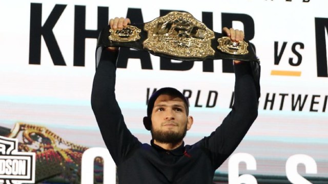 Seniman bela diri berasal dari Dagestan, Khabib Nurmagomedov menunjukan sabuk gelar juara UFC. (Foto: Instagram @khabib_nurmagomedov)