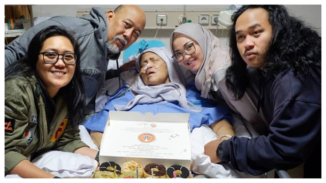 Indro 'Warkop' rayakan ulang tahun istri (Foto: IG @indrowarkop_asli)