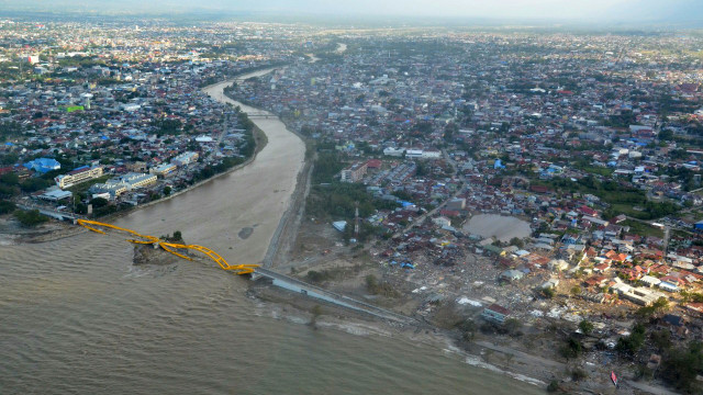 Suasana Kondisi Jembatan Ponulele yang hancur terendam air di Palu. (Foto: Dok. Susi Air)