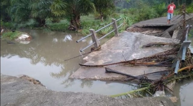 Jembatan Dihantam Luapan Sungai, Akses Dua Desa di Sumbar Terputus