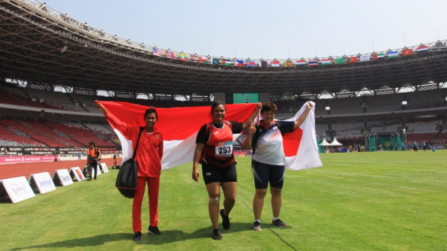 Suparniyati (tengah), peraih medali emas di pertandingan cabang Atletik Asian Para Games 2018. (Foto: Irfan Adi Saputra/kumparan)