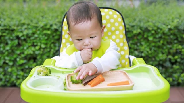Tips Membiasakan Anak Duduk saat Makan