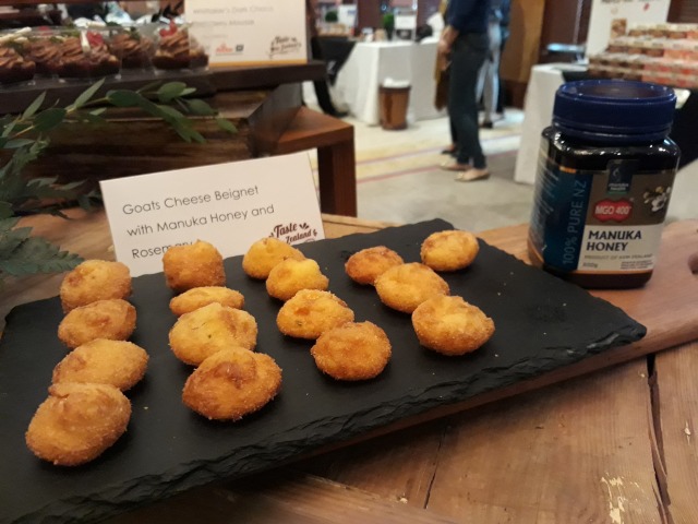 Kue berisi madu Manuka (Foto: dok.azalia amadea/kumparan)