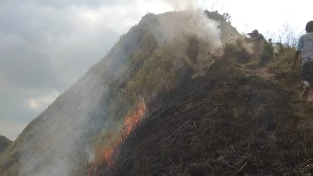 Kebakaran yang terjadi di Gunung Andong. (Foto: Dok. Kepala Basecamp Sawit Gunung Andong Tekno Aji)