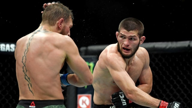Pertandingan antara Khabib Nurmagomedov (kanan) melawan Conor McGregor di T-Mobile Arena. Foto: Stephen R. Sylvanie-USA TODAY Sports via Reuters