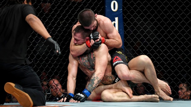 Pertandingan antara Khabib Nurmagomedov (sarung tangan merah) melawan Conor McGregor (sarung tangan biru) di T-Mobile Arena. (Foto: Stephen R. Sylvanie-USA TODAY Sports via Reuters)