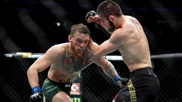 Pertandingan antara Khabib Nurmagomedov (sarung tangan merah) melawan Conor McGregor (sarung tangan biru) di T-Mobile Arena. Foto: Stephen R. Sylvanie-USA TODAY Sports via Reuters