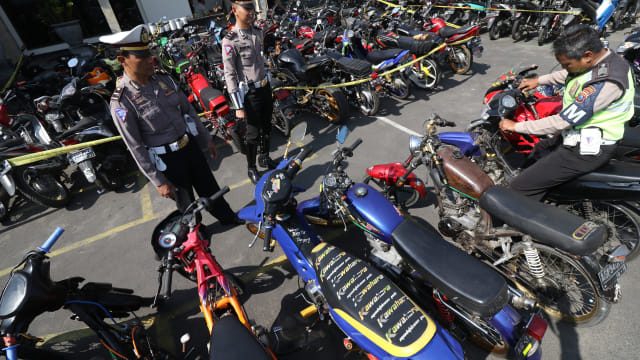 Ilustrasi polisi memeriksa motor hasil razia balap liar Foto: ANTARA FOTO/Prasetia Fauzani