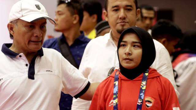 Pejudo putri Indonesia Miftahul Jannah meninggalkan arena usai didiskualifikasi dari pertandingan kelas 52 kg blind judo Asian Para Games 2018 di JIExpo Kemayoran, Jakarta, Senin (8/10).  (Foto: ANTARA FOTO/BOLA.COM/M Iqbal Ichsan)