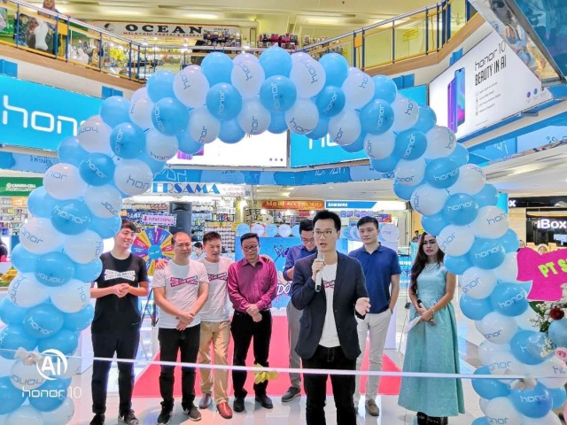 Jason Jiang menyampaikan sambutan untuk peresmian official store Honor (Foto: Honor Indonesia)