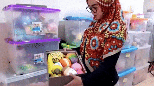 YouTuber Ria Ricis saat memperlihatkan koleksi squishy miliknya. (Foto: YouTube: Ricis Official.)