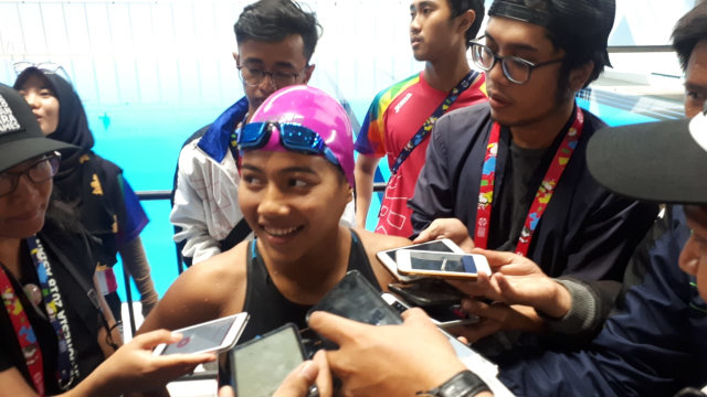 Syuci Indriani diwawancarai usai meraih medali emas. (Foto: Karina Nur Shabrina/kumparan)