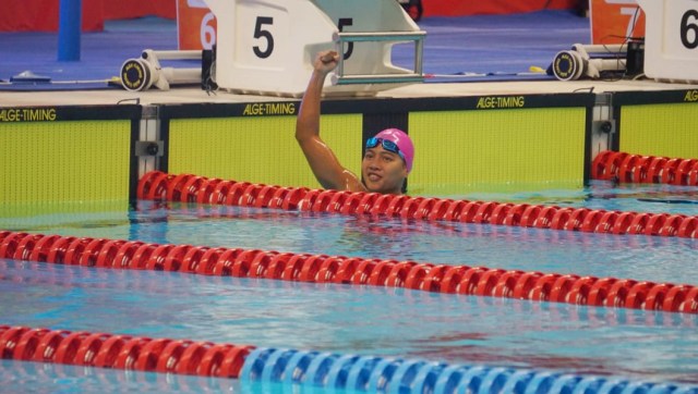 Atlet para renang Indonesia Syuci Indriani mendapatkan medali emas di Asian Para Games 2018. (Foto: Irfan Adi Saputra/kumparan)