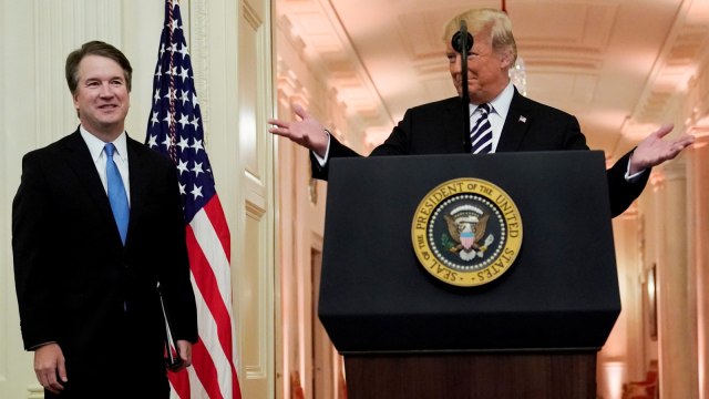 Presiden AS Donald Trump saat berbicara di samping Brett Kavanaugh dalam sumpah Brett sebagai Hakim Agung AS di Gedung Putih, Washington, AS. (Foto: REUTERS/Jonathan Ernst)