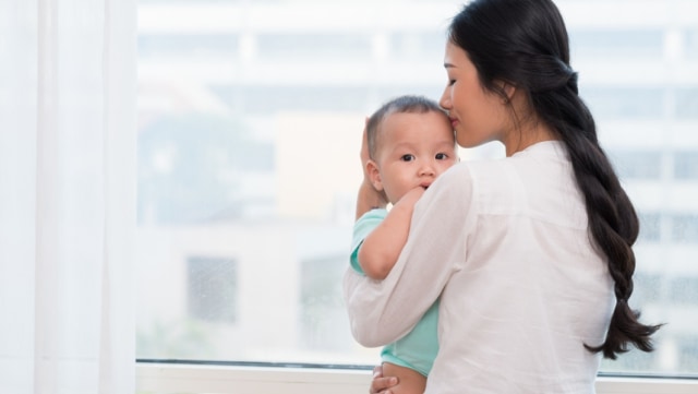 Bayi yang digendong sambil berjalan jadi berhenti menangis Foto: Shutterstock