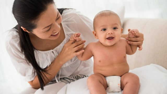 Ilustrasi bayi belajar duduk bersama ibu (Foto: Shutterstock)