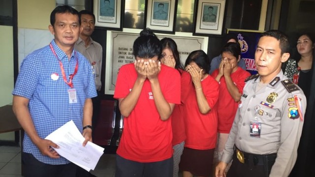 Polisi tangkap jual beli bayi via instagram di Surabaya, Selasa (9/10/2018). (Foto: Nuryatin Phaksy Sukowati/kumparan)