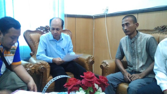 Tri Mulyadi (kanan), saat di Kantor Dinas Kelautan dan Perikanan (DKP) DIY, Selasa (9/10/2018). (Foto: Arfiansyah Panji Purnandaru/kumparan)