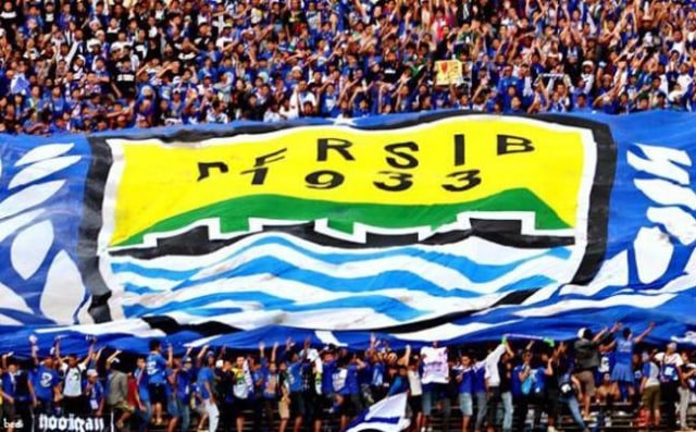 5 Tindakan Suporter yang Berujung Sanksi (3)